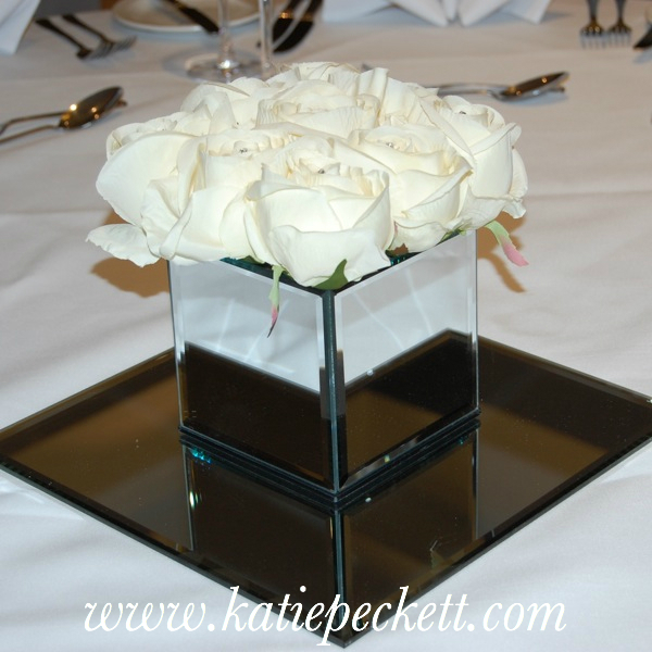 p 622 wedding_table_centerpiece_mirrir_vase_roses_1